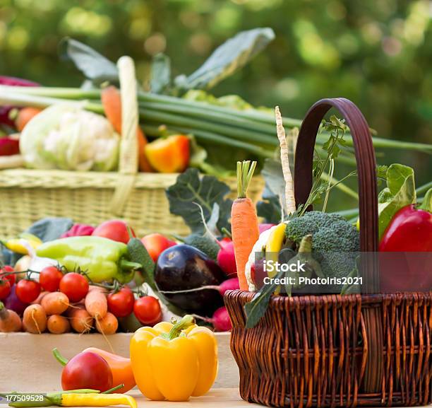 Organiczne Warzywa W Wiklinowe Basken - zdjęcia stockowe i więcej obrazów Bakłażan - Bakłażan, Bez ludzi, Brokuł