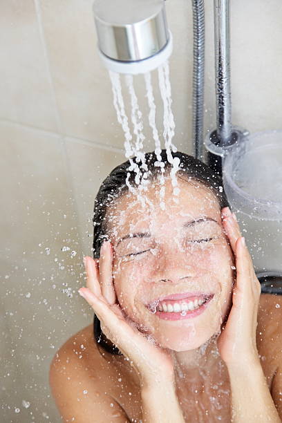 샤워 여자 씻기의 변모시키십시오 - bathtub women naked human face 뉴스 사진 이미지