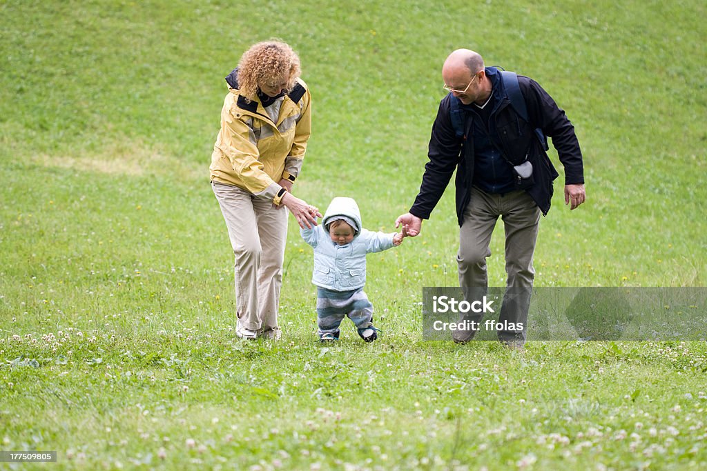 Premiers pas avec les grands-parents - Photo de 12-17 mois libre de droits