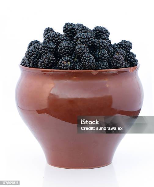 Moras Con Una Jarra De Arcilla Foto de stock y más banco de imágenes de Alimento - Alimento, Azúcar, Color negro