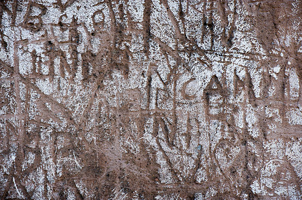 stary biały mur z inscriptions - scritte zdjęcia i obrazy z banku zdjęć