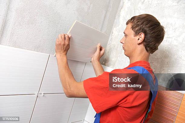 Tiler At Home Renovierung Stockfoto und mehr Bilder von Fliesenleger - Fliesenleger, Bathroom, Renovierung - Konzepte