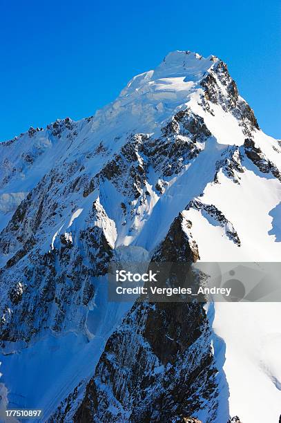 Vista A Las Montañas De La Altura Del Pico Foto de stock y más banco de imágenes de Asia - Asia, Azul, Brillante
