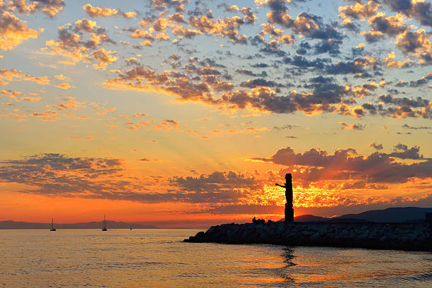 istock Welcoming Totem and Sunset at Ambleside Park 177510974
