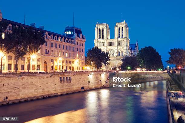 Foto de Notre Dame De Paris França e mais fotos de stock de Arquitetura - Arquitetura, Capitais internacionais, Catedral