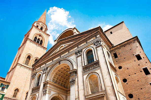 famoso basílica de sant'andrea em mantua, lombardia, itália - imperial rome fotos imagens e fotografias de stock