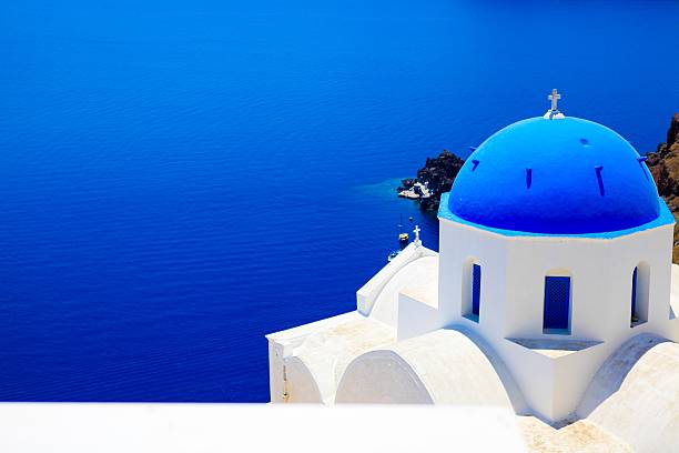 vista a la iglesia - santorini greece church travel fotografías e imágenes de stock