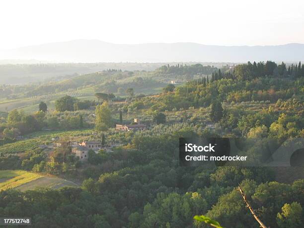 トスカーナの田園風景 - かすみのストックフォトや画像を多数ご用意 - かすみ, ひらめき, イタリア