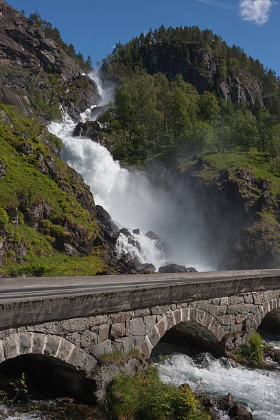 odda latefossen (noruega) - bridge norway odda falling imagens e fotografias de stock