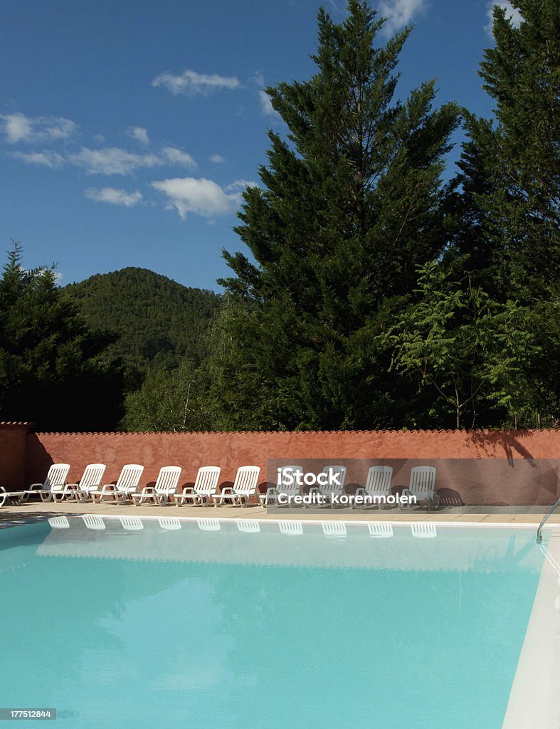 Piscina con sillas de la sala de estar - Foto de stock de Agua libre de derechos