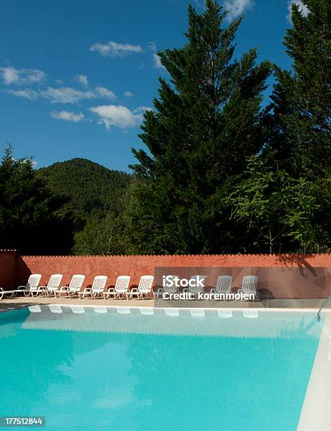 Photo libre de droit de Piscine Avec Des Chaises Longues banque d'images et plus d'images libres de droit de Arbre - Arbre, Camping, Chaise longue