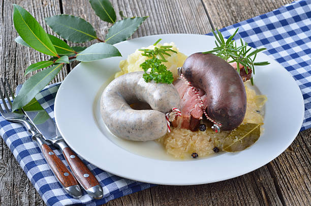 plato de carne y salchichas de baviera - sauerkraut cabbage vegetable white cabbage fotografías e imágenes de stock