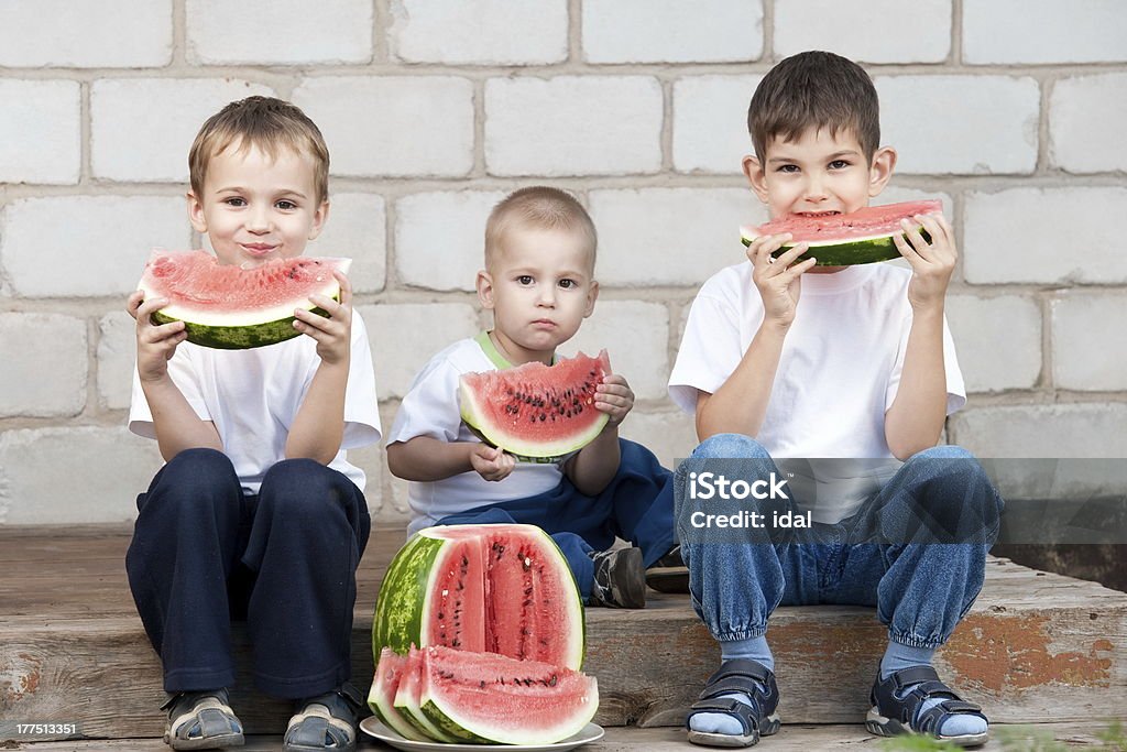 Jungen mit Wassermelone - Lizenzfrei Drei Personen Stock-Foto