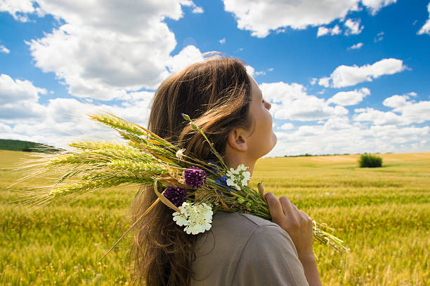 carefree de verano - cut flowers women field single flower fotografías e imágenes de stock