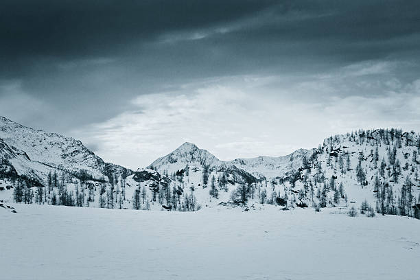 Las montañas de invierno - foto de stock
