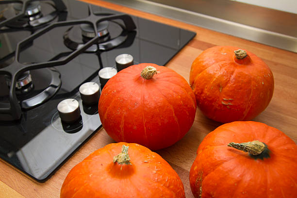 sopa de calabaza amarilla - kurbis fotografías e imágenes de stock