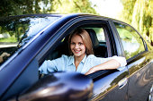 junge-frau-in-ihrem-neuen-auto.jpg?b=1&s=170x170&k=20&c=oTqLsf0utcbTe0wb6ALDn2iguucW096dOyINSe1ulIM=