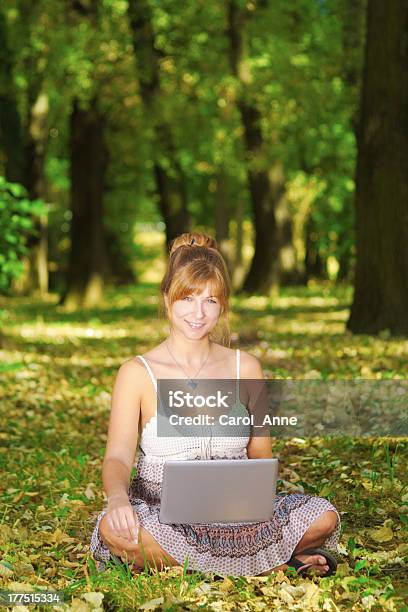 Foto de Bela Jovem Mulher Com Laptop e mais fotos de stock de Adulto - Adulto, Aluno de Universidade, Beleza