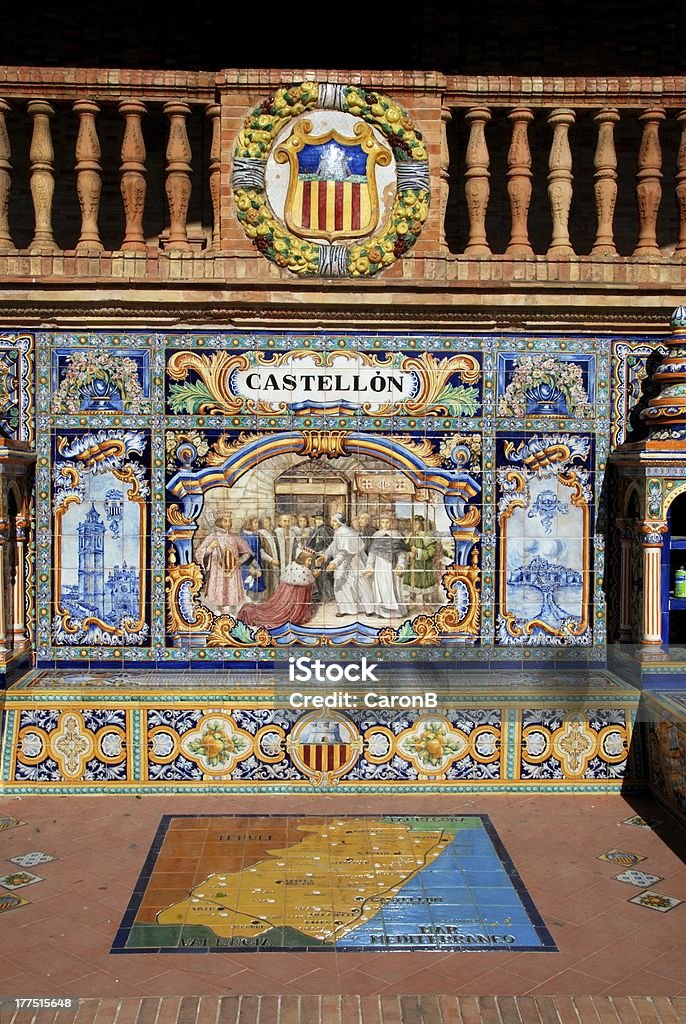 Panca in piastrelle, Plaza de Espana a Siviglia, Spagna. - Foto stock royalty-free di Ambientazione esterna