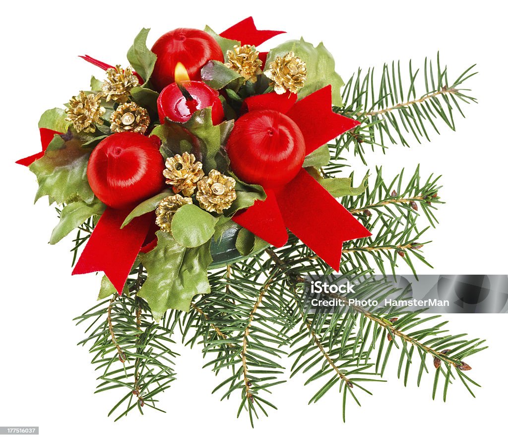 Bolas de Natal com fita vermelha e vela na pine branch - Foto de stock de Agulha royalty-free