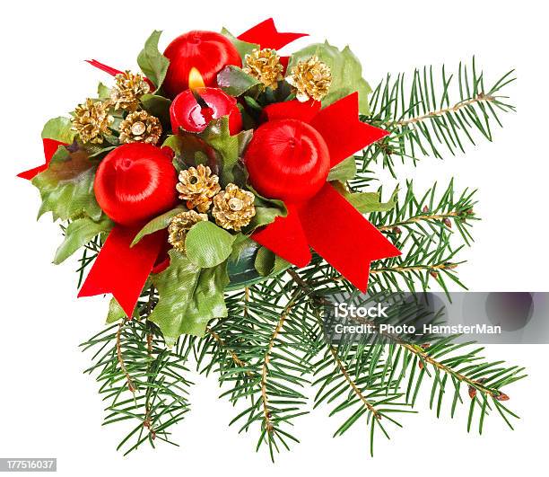 Foto de Bolas De Natal Com Fita Vermelha E Vela Na Pine Branch e mais fotos de stock de Agulha