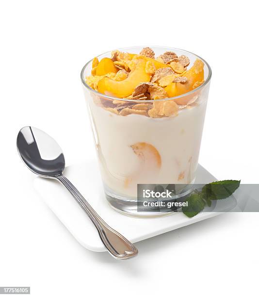 Yogur Con Muesli Foto de stock y más banco de imágenes de Fondo blanco - Fondo blanco, Melocotón, Yogur