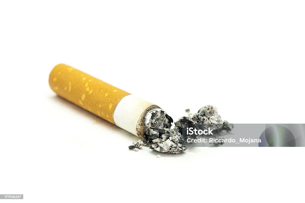 Cigarrillo final - Foto de stock de Adicción libre de derechos