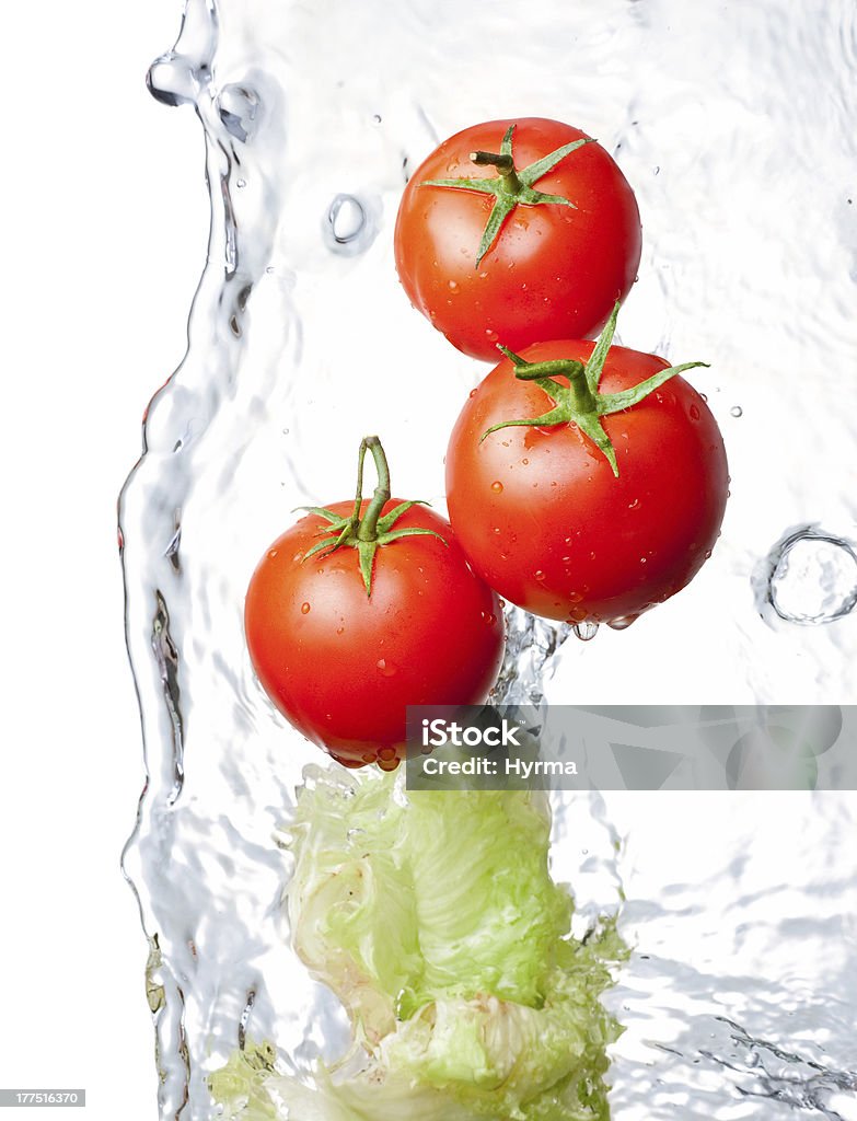 Lavar o tomate e alface - Royalty-free Comida Foto de stock