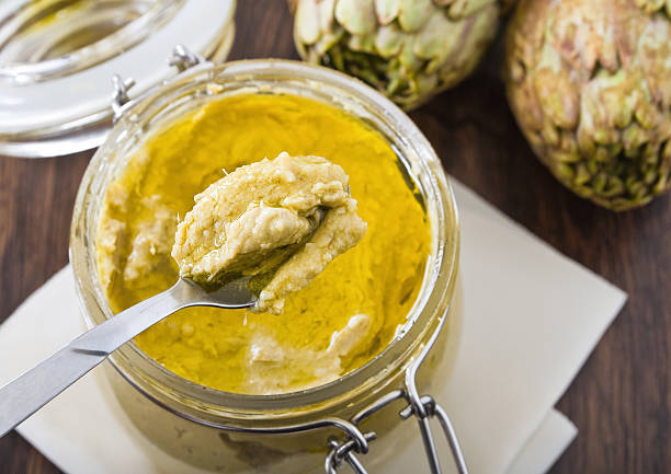 alcachofa pesto en frasco de vidrio. - artichoke vegetable macro close up fotografías e imágenes de stock