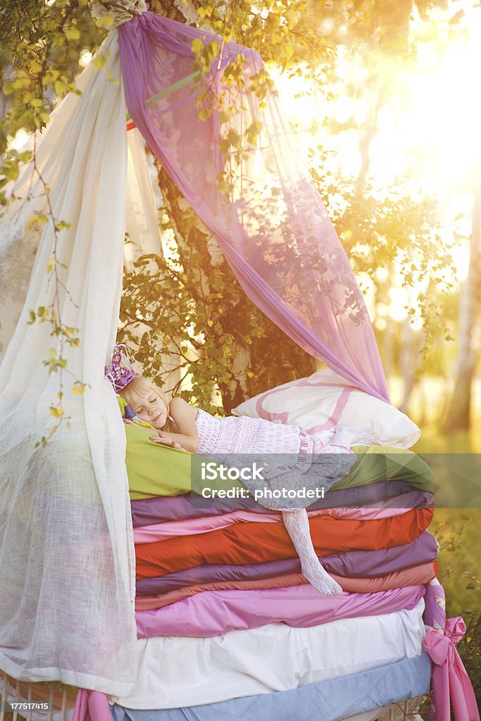 Garota dorme em uma cama - Foto de stock de Dormindo royalty-free