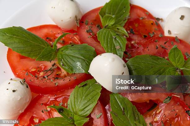 Salada Caprese Em Placa - Fotografias de stock e mais imagens de Alimentação Saudável - Alimentação Saudável, Antipasto, Comida