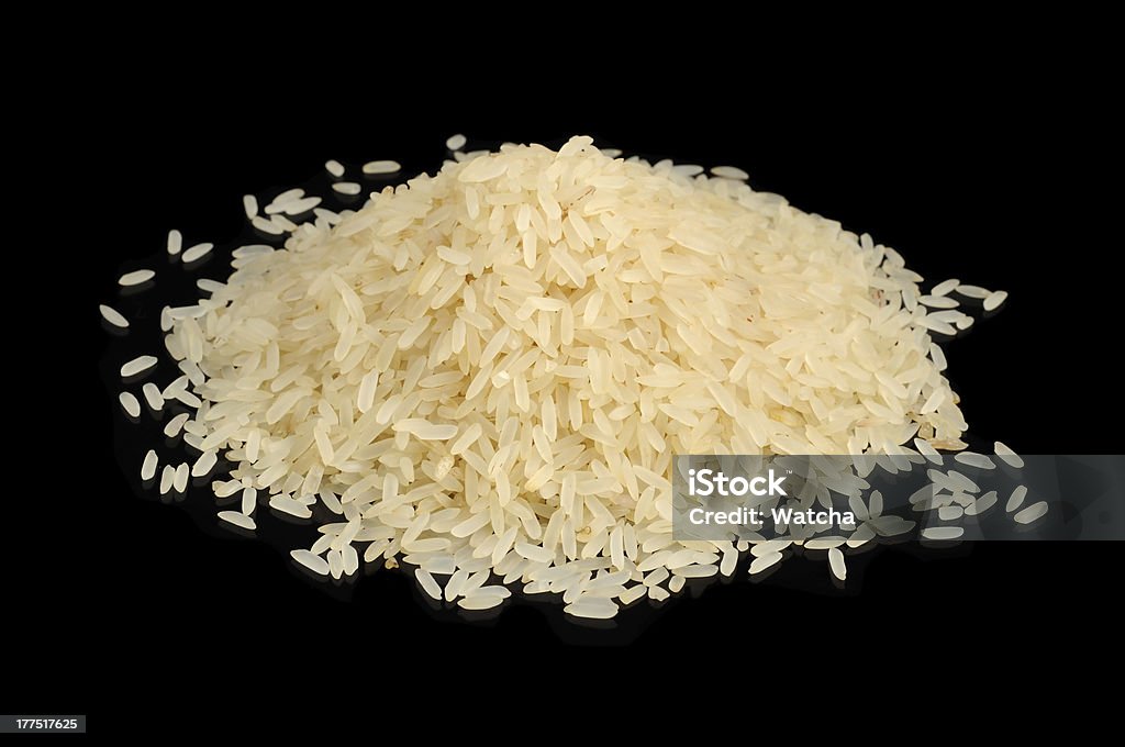 Parboiled arroz sobre fondo negro - Foto de stock de Alimento libre de derechos