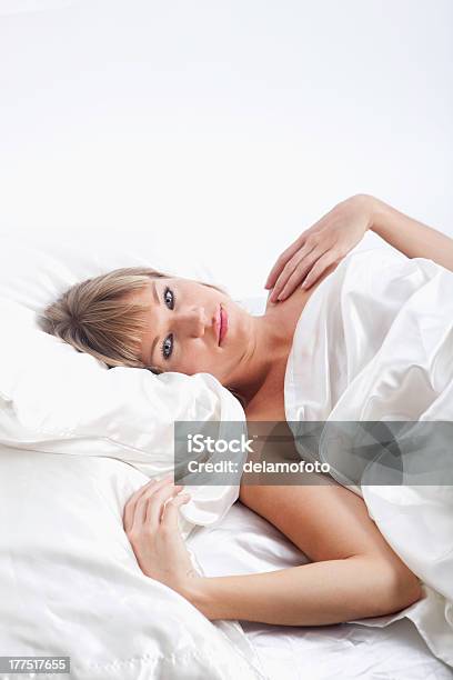 Mujer Hermosa En La Cama Foto de stock y más banco de imágenes de Adulto - Adulto, Belleza, Blanco - Color