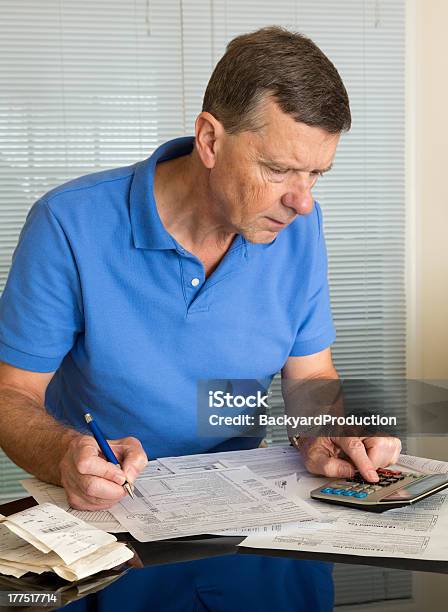 Senior Hombre Preparando Usa Formulario De Impuestos 1040 De 2012 Foto de stock y más banco de imágenes de Adulto