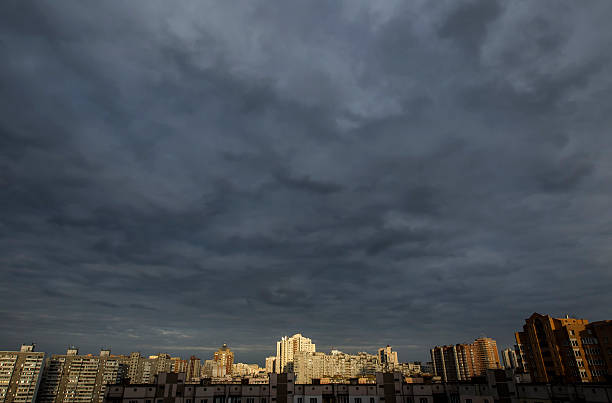 Nuvens sobre a cidade - foto de acervo