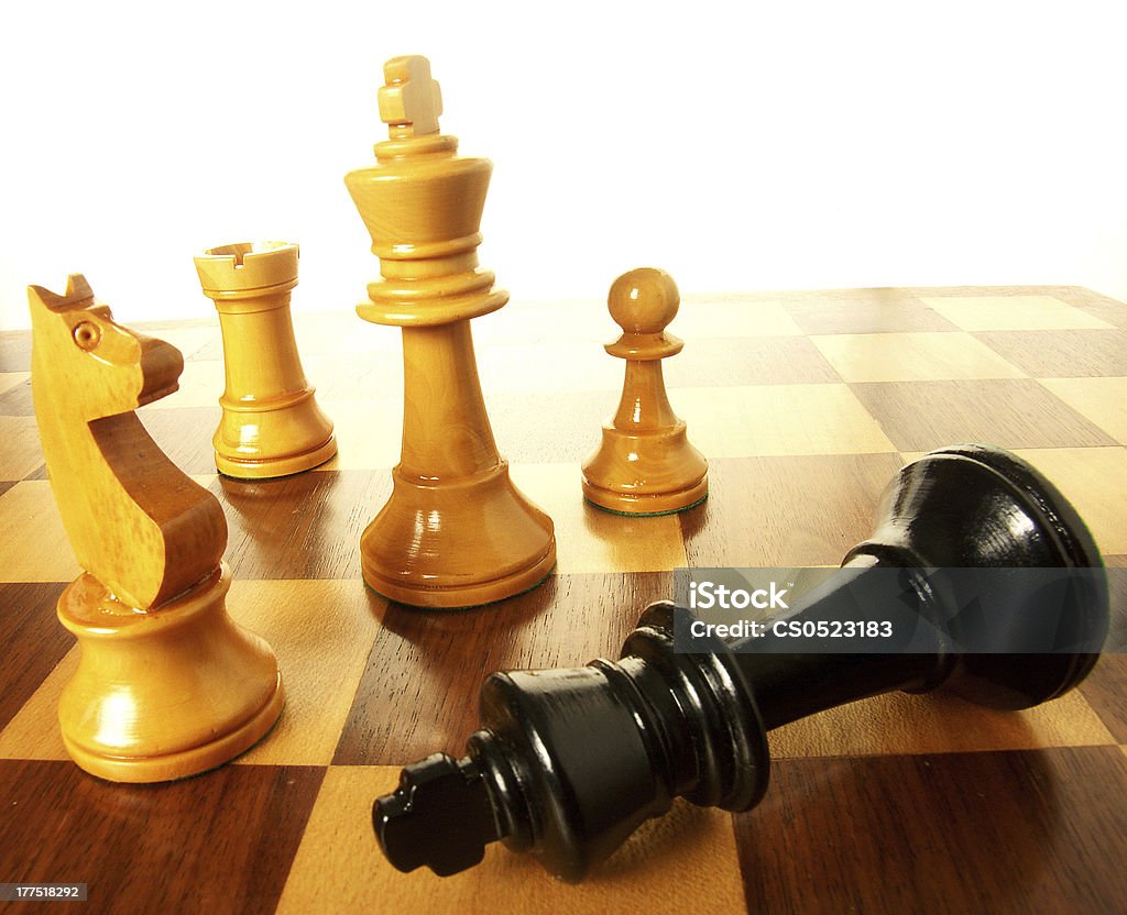 Derrota la cama king. - Foto de stock de Reina - Pieza de ajedrez libre de derechos