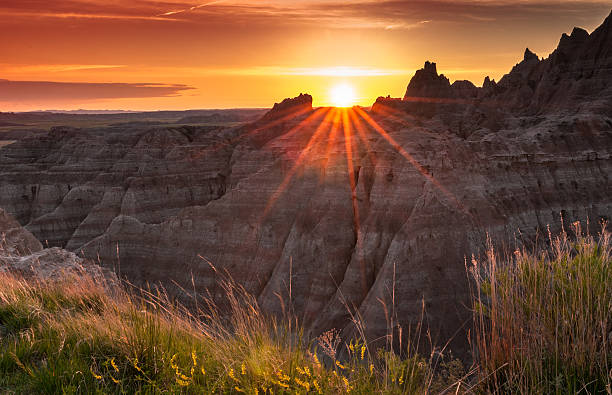 sonnenuntergang über der badlands von south dakota - badlands nationalpark stock-fotos und bilder