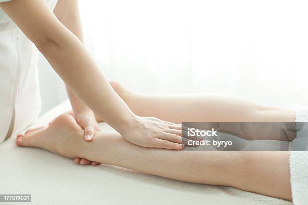 Foto de O Esteticista Que Massagens De Uma Perna e mais fotos de stock de Adulto - Adulto, Amimar, Bater