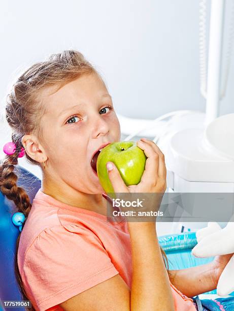 Criança Comer Uma Maçã - Fotografias de stock e mais imagens de Alimentação Saudável - Alimentação Saudável, Aluna, Branco