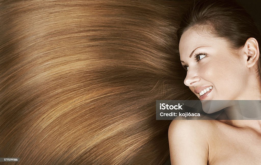 Красивая женщина с прямые длинные волосы - Стоковые фото 20-29 лет роялти-фри