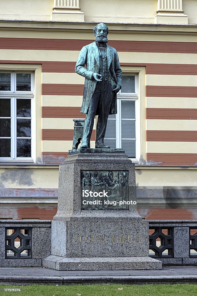 Monumento per il tedesco chimico agosto Kekule a Bonn, Germania - Foto stock royalty-free di Università di Bonn