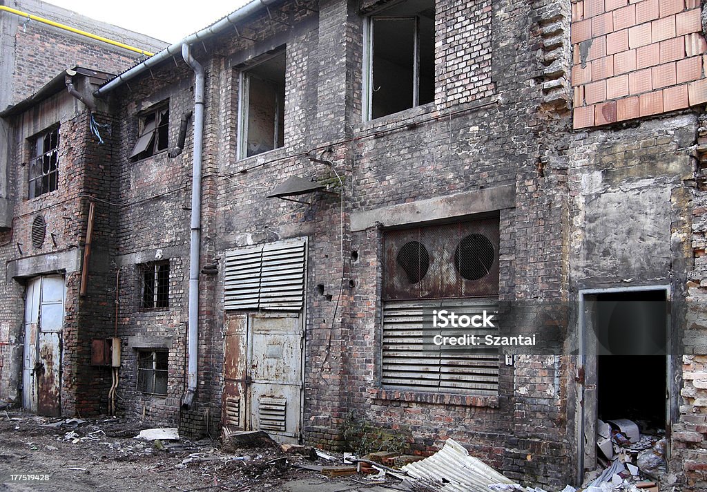 Antiguo edificio industrial. - Foto de stock de Abandonado libre de derechos