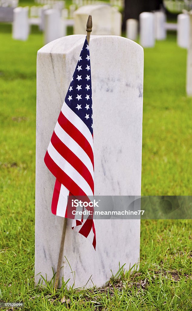 Fileira de lápides com bandeira americana - Foto de stock de Arlington - Virgínia royalty-free