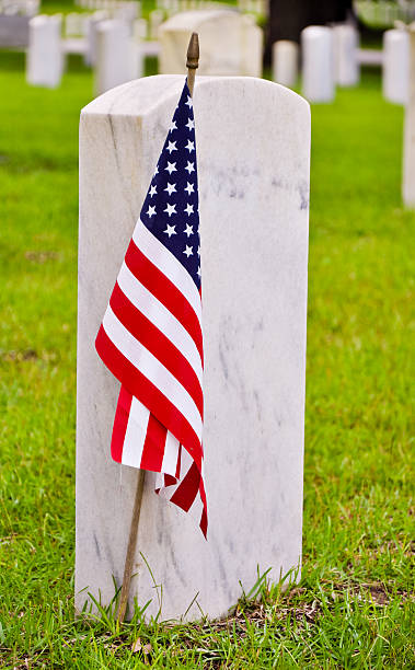 linha de tombstones com bandeira dos estados unidos da américa - arlington virginia arlington national cemetery veteran cemetery imagens e fotografias de stock