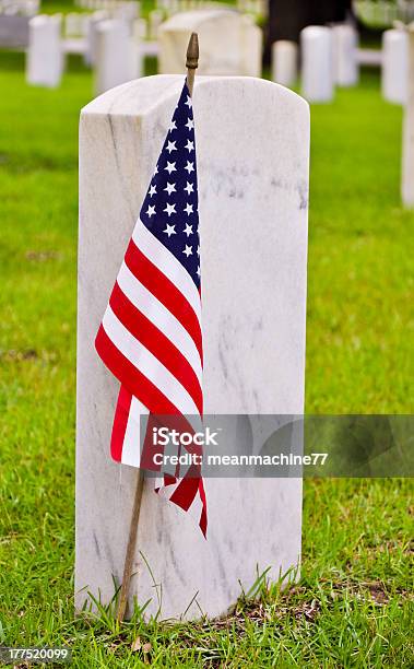 Foto de Fileira De Lápides Com Bandeira Americana e mais fotos de stock de Arlington - Virgínia - Arlington - Virgínia, Memorial Day dos EUA, Ajardinado