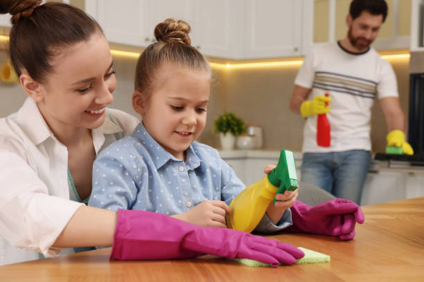 spring cleaning. happy family tidying up kitchen together - two parent family indoors home interior domestic kitchen imagens e fotografias de stock