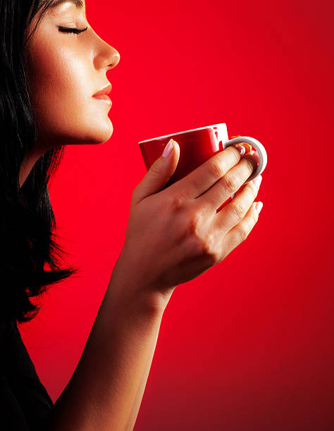 belle femme buvant un café - hot chocolate hot drink heat drinking photos et images de collection