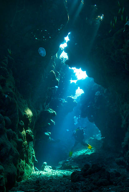 Fotografo subacqueo in una grotta in Egitto. - foto stock