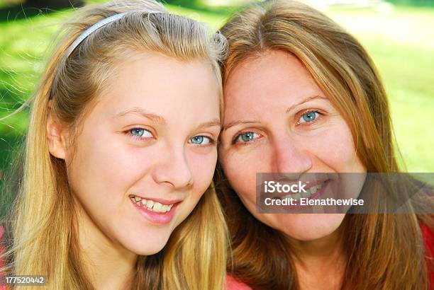 구슬눈꼬리 딸이다 2명에 대한 스톡 사진 및 기타 이미지 - 2명, 가족, 다세대 가족