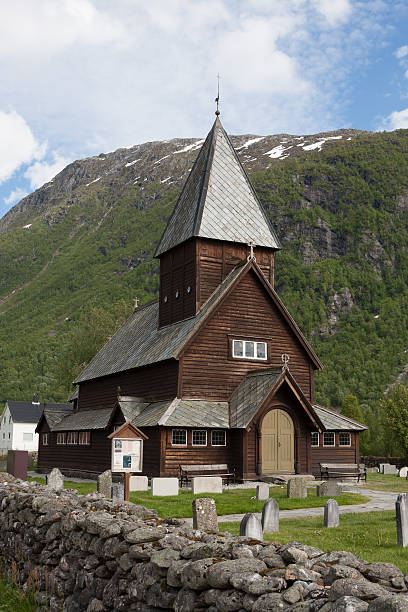 roldal chiesa in legno tradizionale norvegese (roldal stavkyrkje)-norvegia - stavkyrkje foto e immagini stock